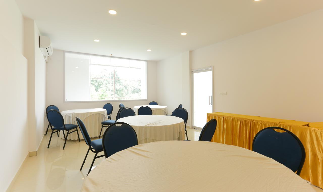 Heaven Gardens Hotel Kochi Ngoại thất bức ảnh